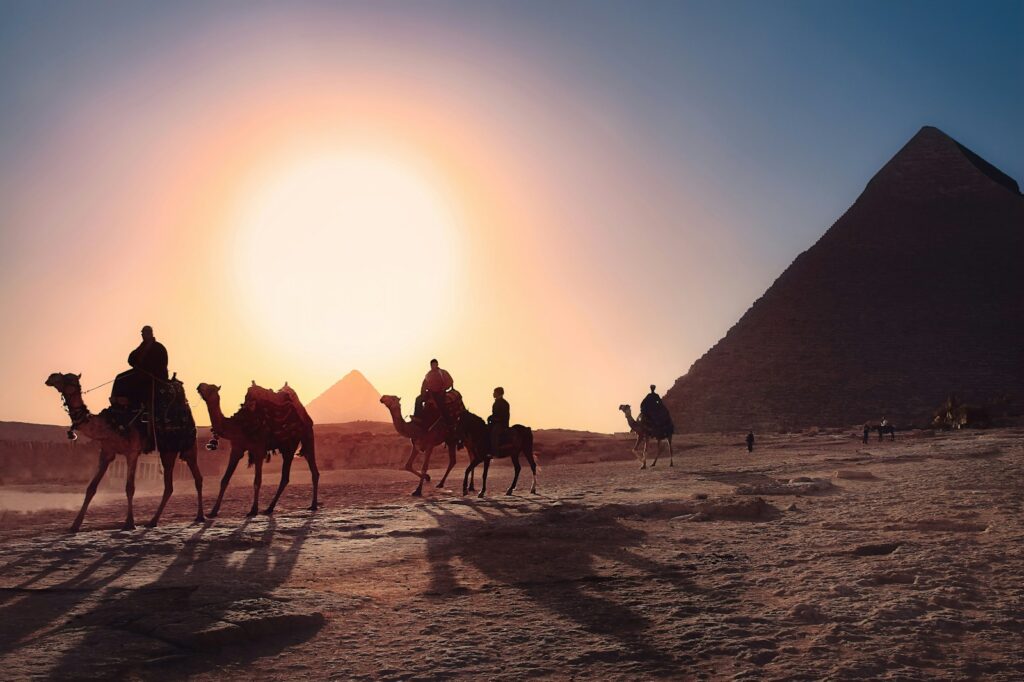 エジプトの荒野をラクダで移動する人々