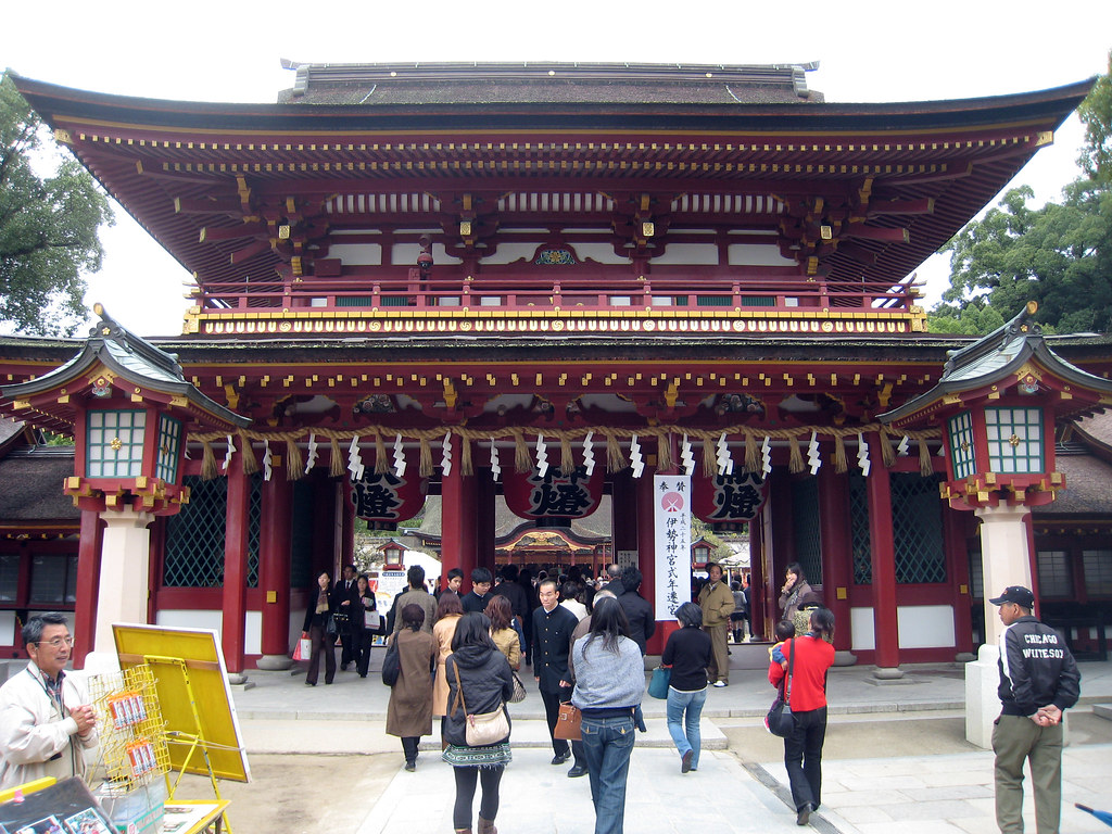 太宰府天満宮と神社に参拝する観光客