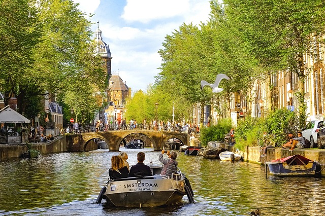 対策KW「アムステルダムの運河をボートで巡る」