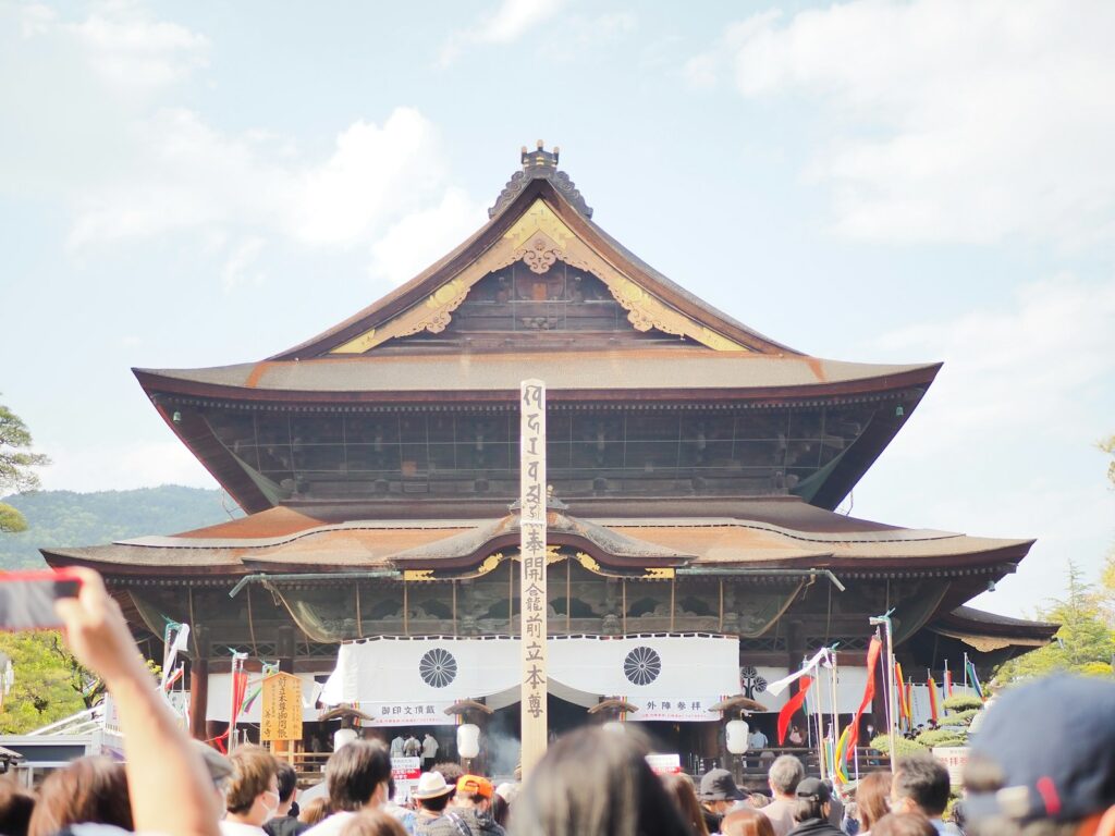 長野市内の観光で楽しむ善光寺の参拝
