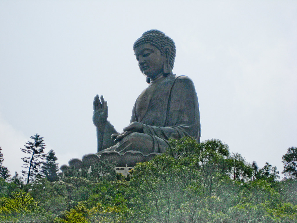島に位置し、高さ34メートルの巨大な仏像天壇大仏