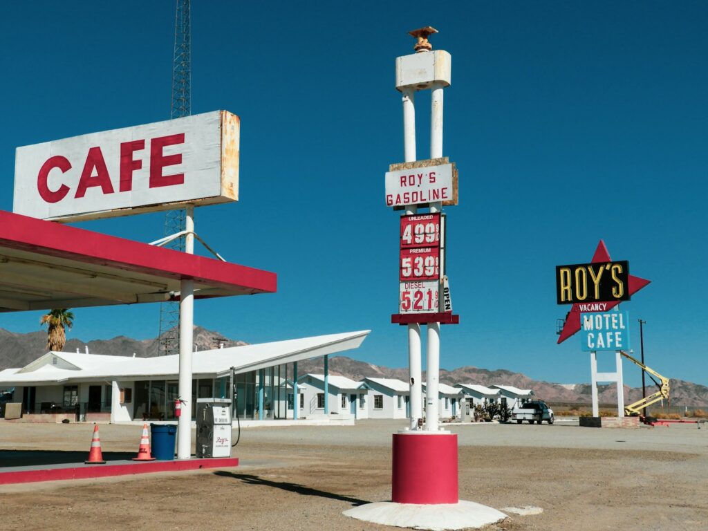 カフェとガソリンスタンドが併設されたルート66の店