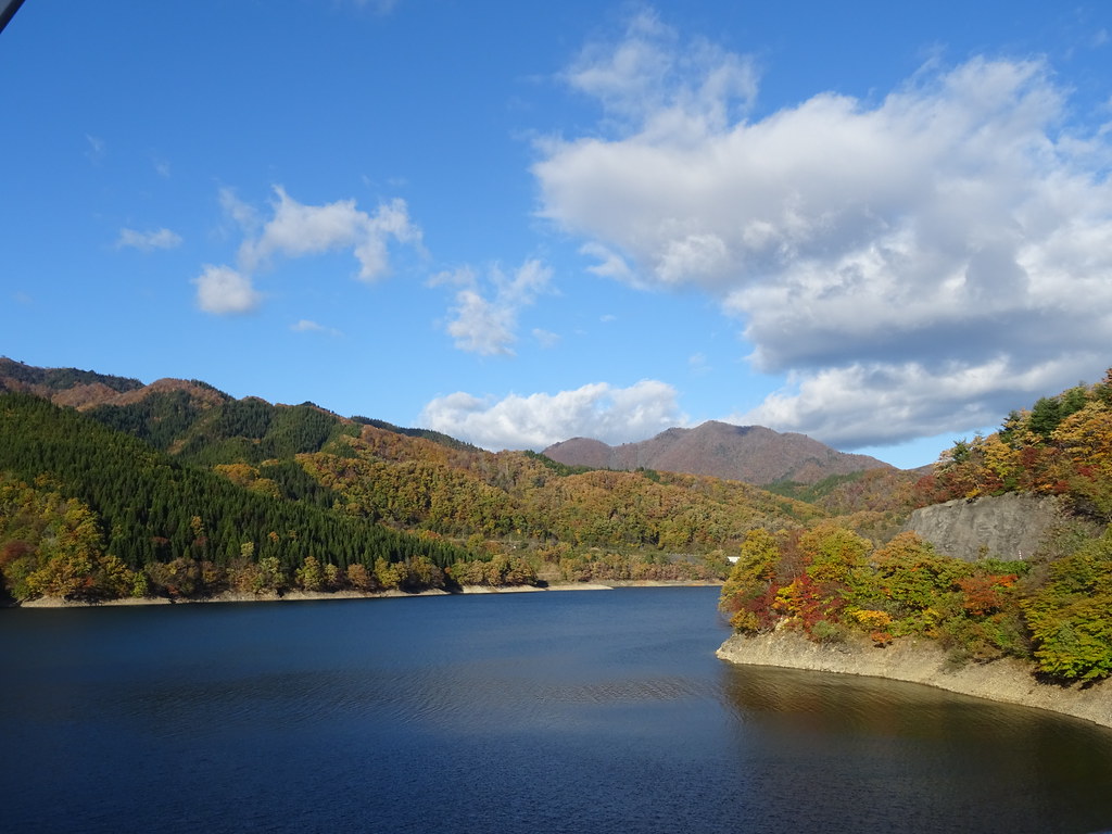 紅葉に染まる九頭竜湖