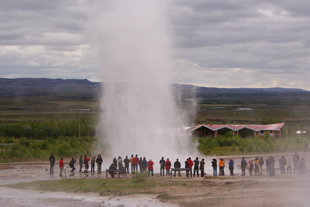 ゲイシール間欠泉から吹き出る熱湯を見学する観光客