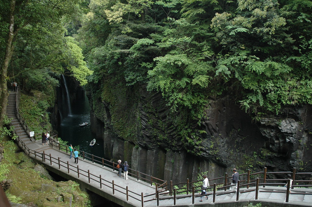 高千穂峡の散策を楽しむ