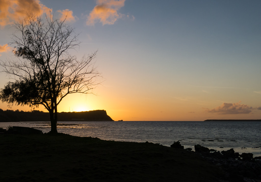 グアム観光で立ち寄りたい「アプラ港」から見る夕陽