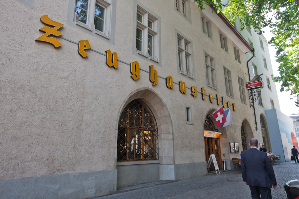 スイス観光で行きたいチューリッヒのレストラン、ZEUGHAUSKELLER