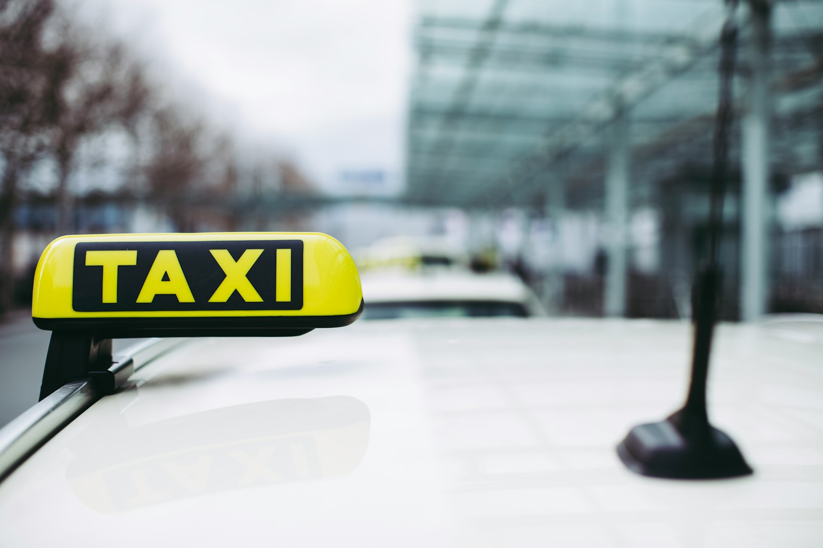 黄色いタクシーは、マクタン・セブ空港専用のタクシー