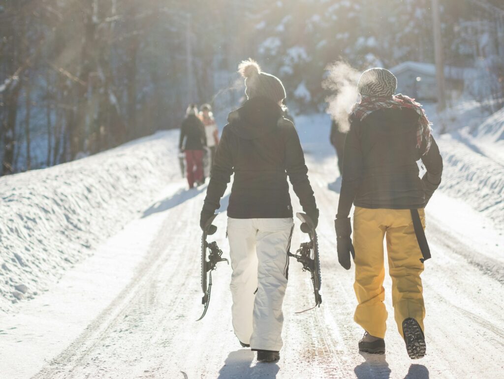 冬の栂池自然園でスノーシューハイクを楽しむ観光客のイメージ画像