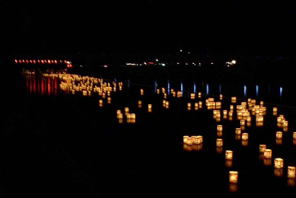 伏見万灯流しは、8月上旬に伏見区の濠川と宇治川派流で行われる幻想的なイベントです