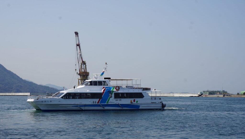 広島港から宮島へ出発する高速艇