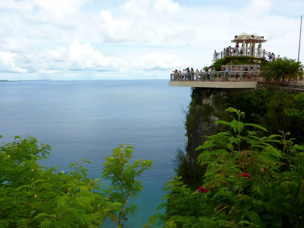 グアム観光の定番「恋人岬」に建つ展望台
