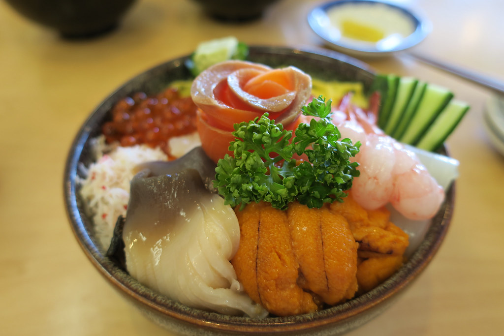 金沢の新鮮な魚介を使った海鮮丼