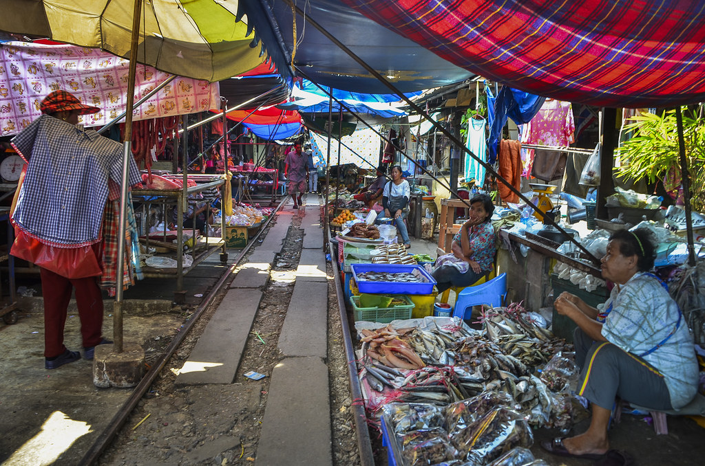 ロットゥーで行きたいバンコクのメークロン市場