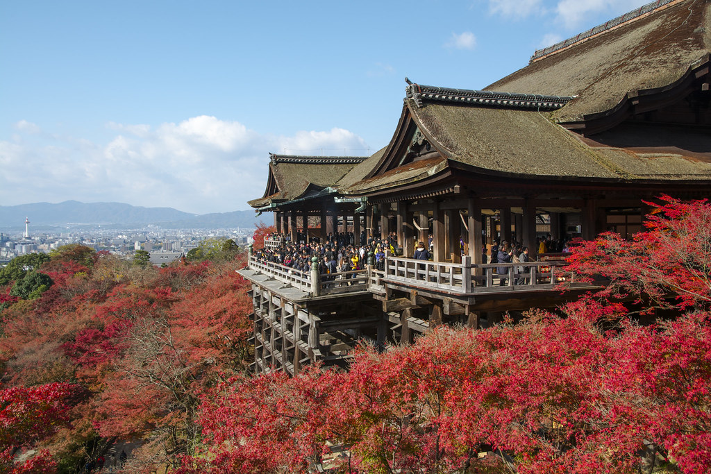 京都の清水寺の舞台と紅葉の景色