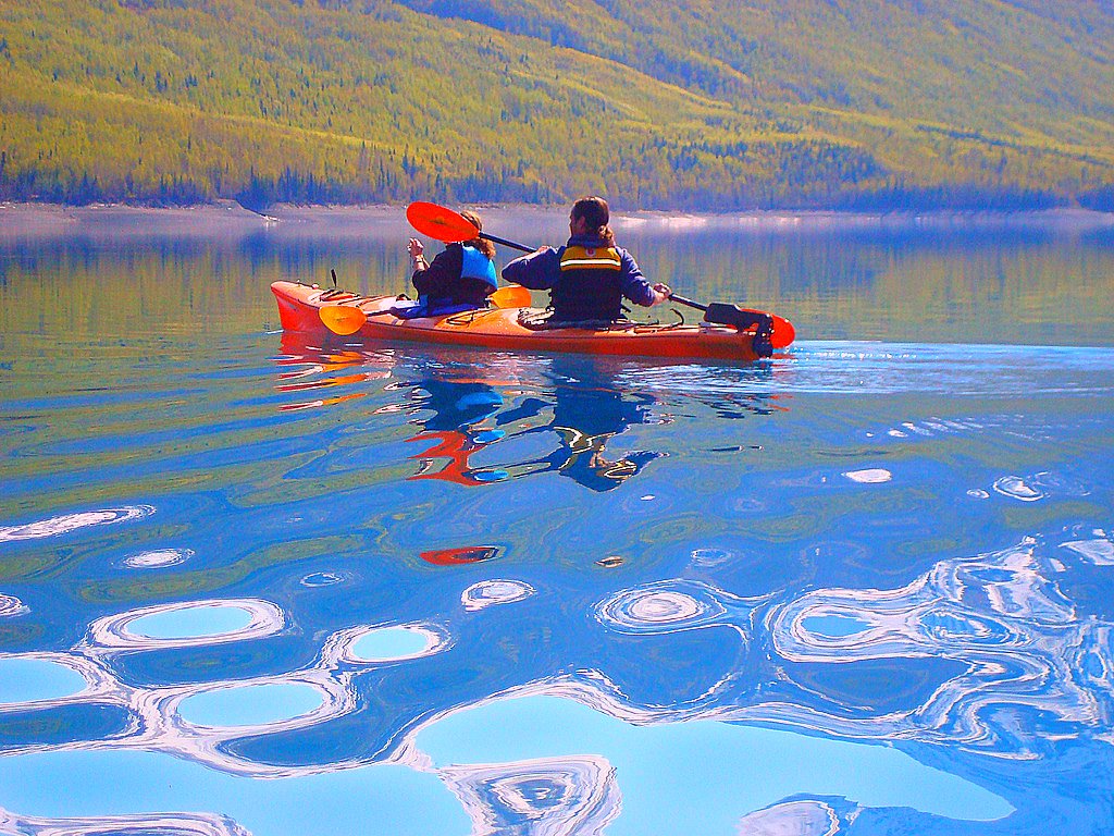 湖でカヤックを楽しむ観光客のイメージ画像