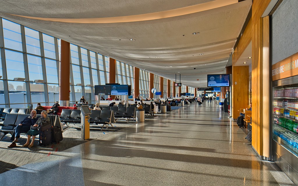 ボストン・ローガン国際空港のターミナル風景