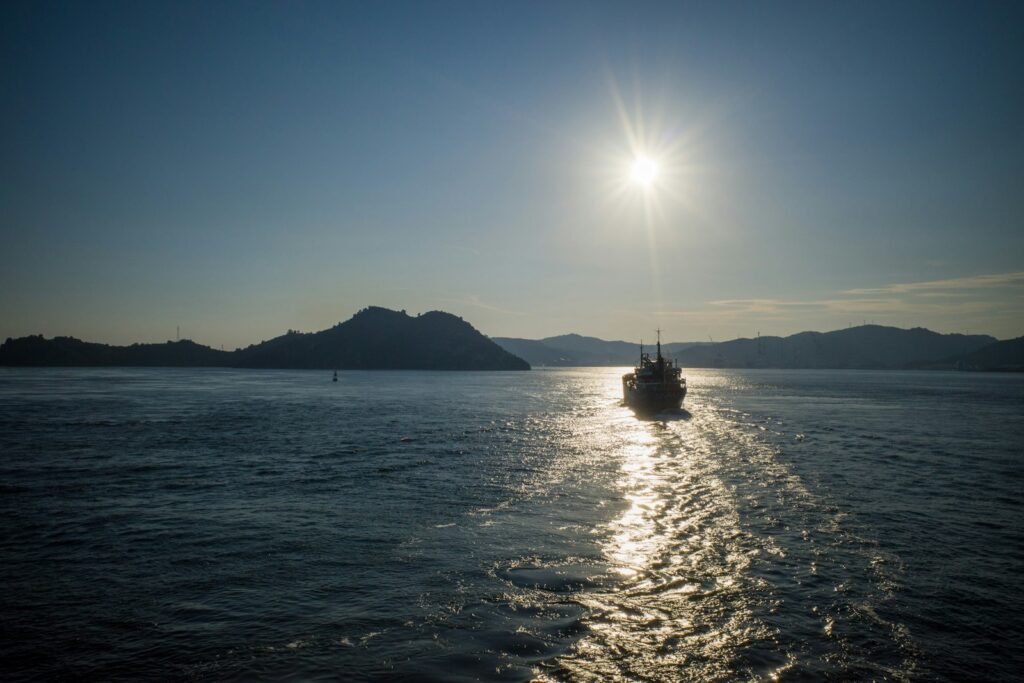 対策TK「朝日と瀬戸内海と船」