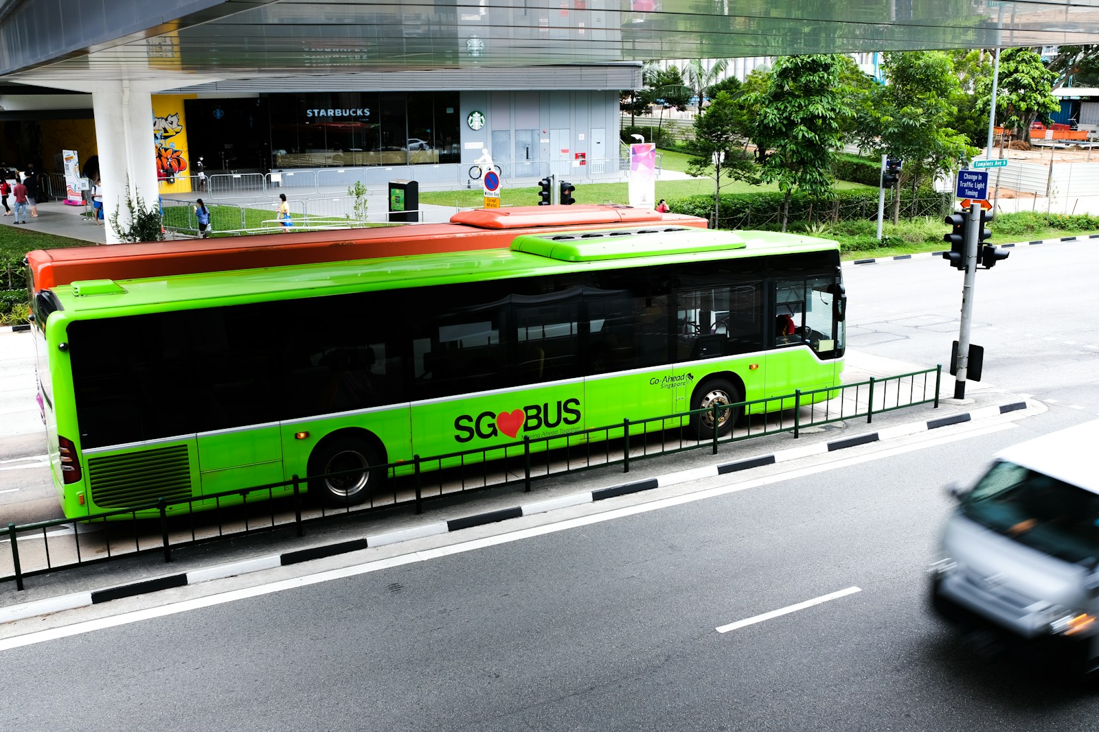 路線バスでシンガポール市内の早朝に空港へ行く