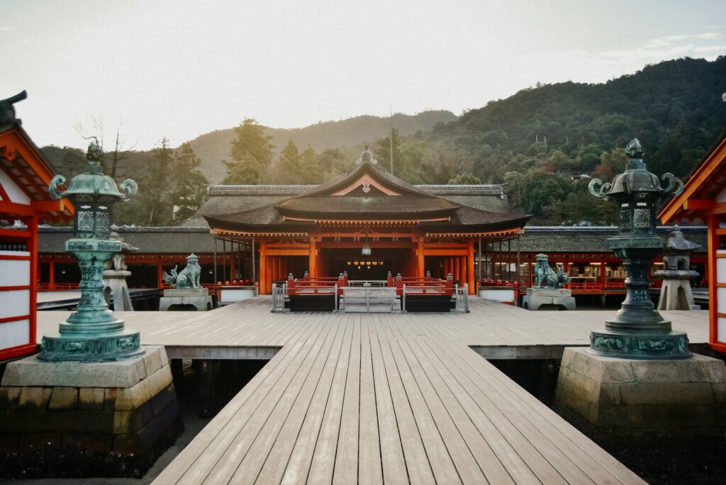 広島の観光地厳島神社の本殿