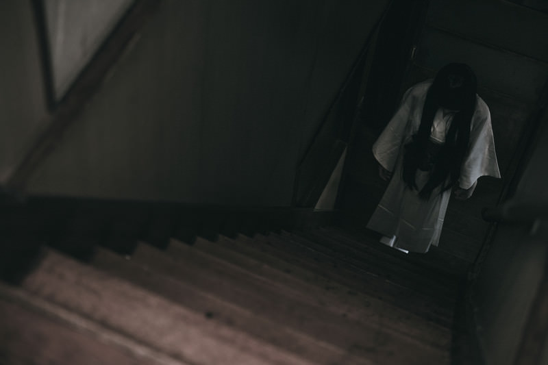 対策KW「階段の下にたたずむ白装束の幽霊のイメージ」