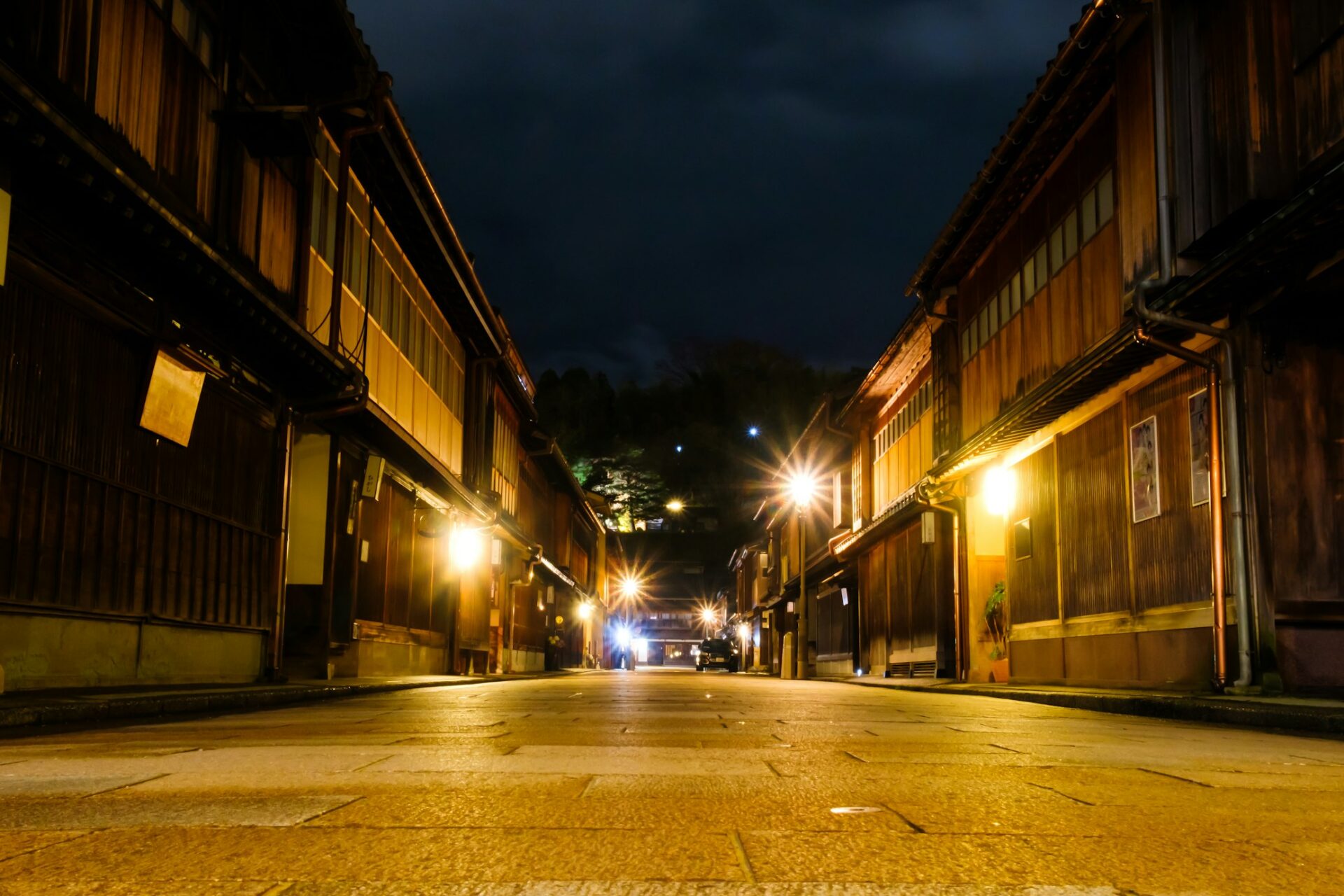 にし茶屋街は、金沢の伝統的な町並みを楽しむことができるエリア