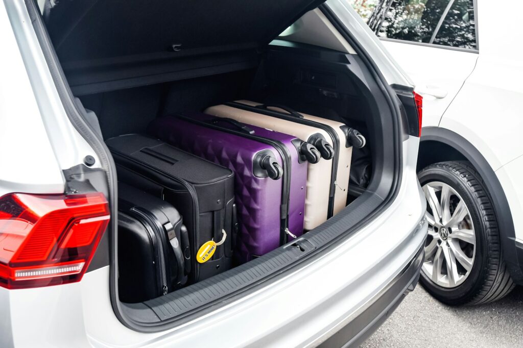 車のトランクに積み込まれたスーツケース