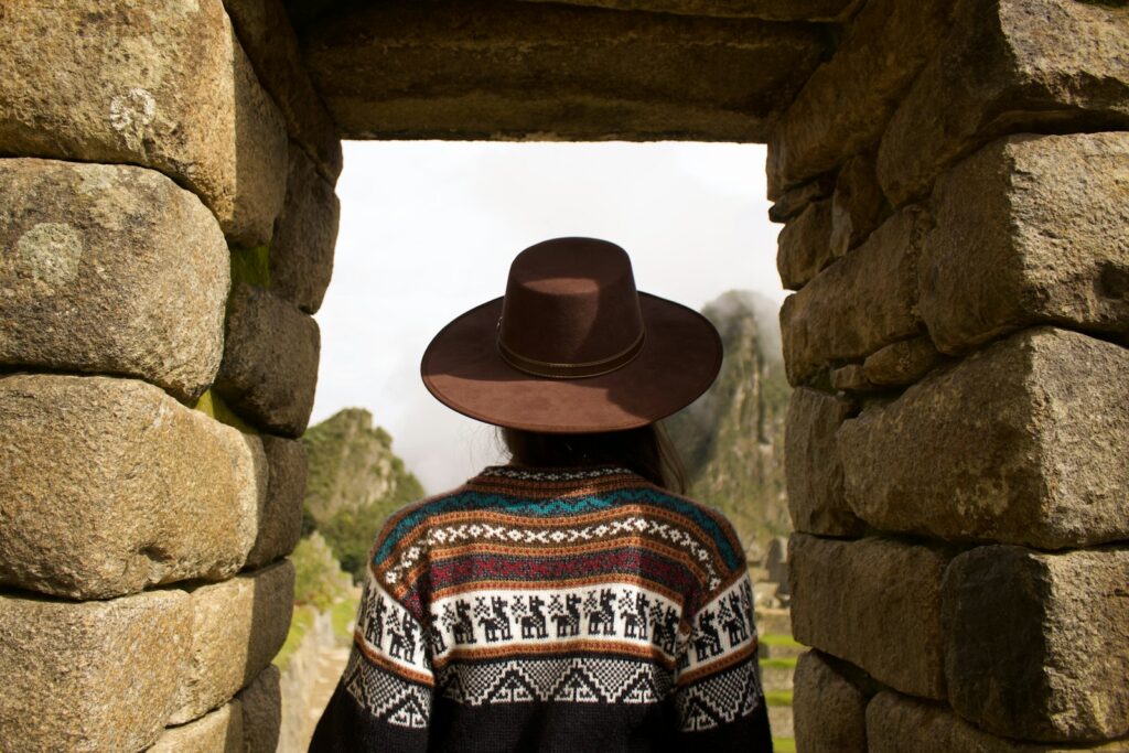 マチュピチュの遺跡とペルーの大自然を満喫する女性