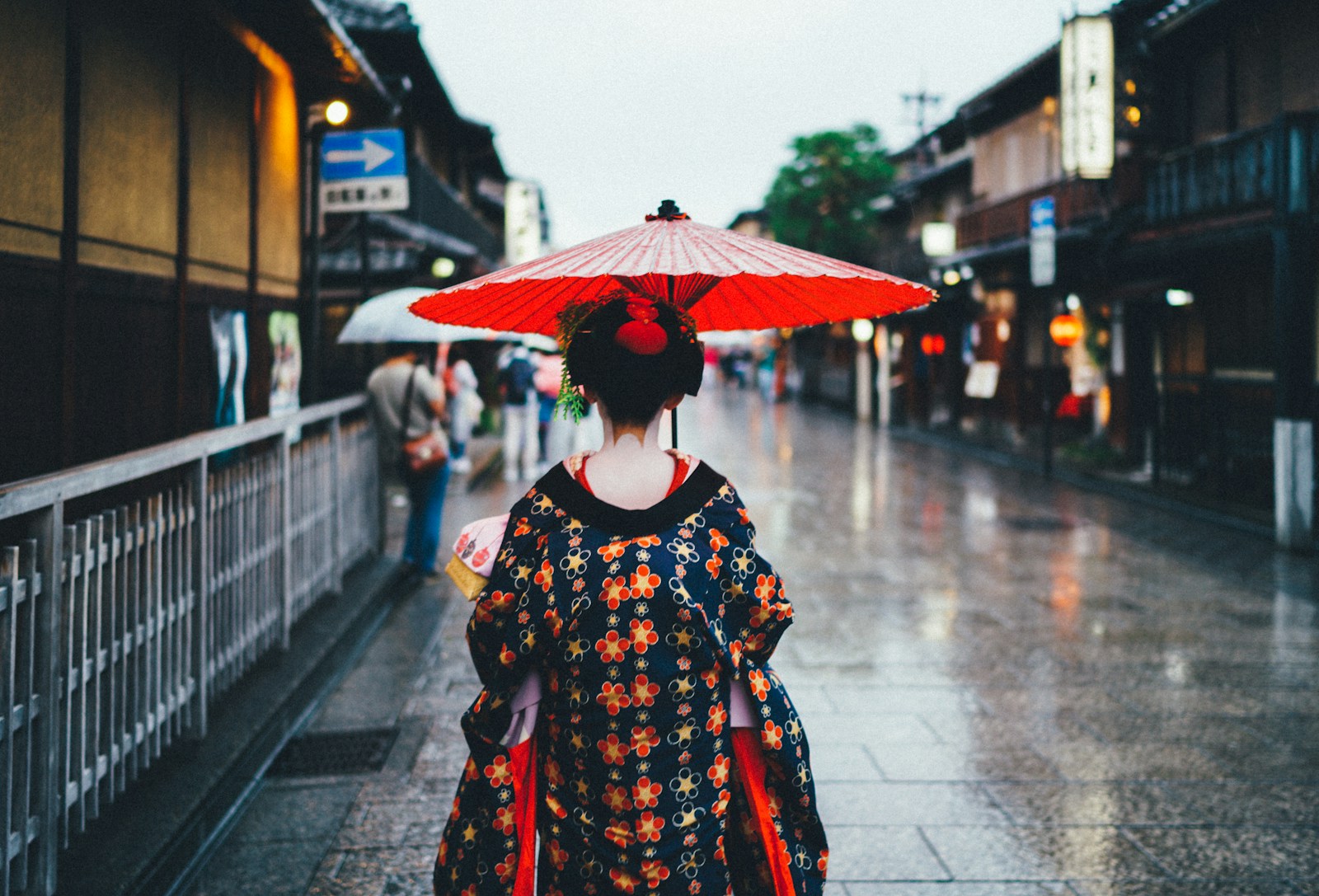 京都の街中で舞妓傘をさす舞妓