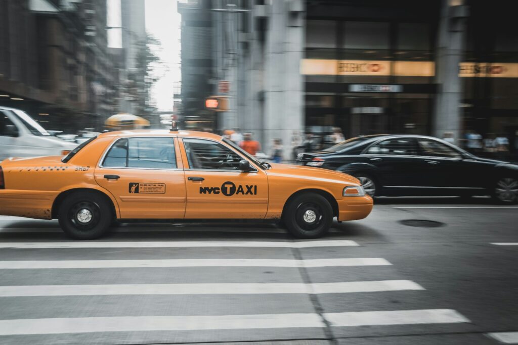 走行中の黄色いタクシー