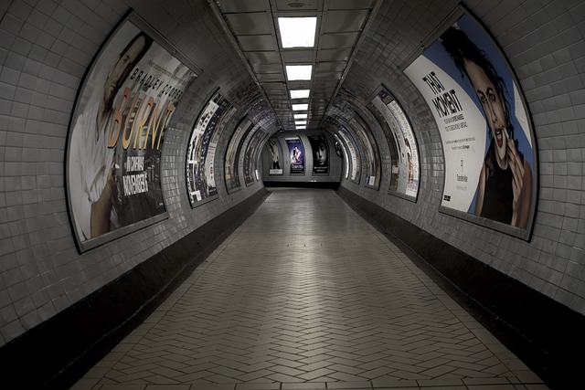 対策KW「ロンドンの地下鉄のトンネル」