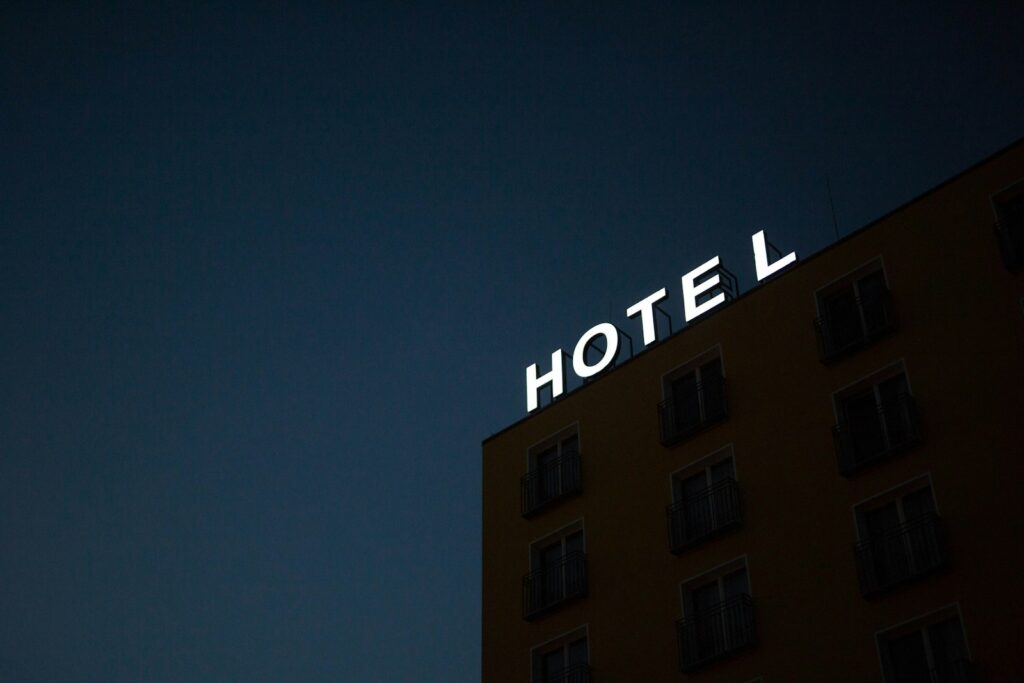 対策KW「夜のホテルの外観」