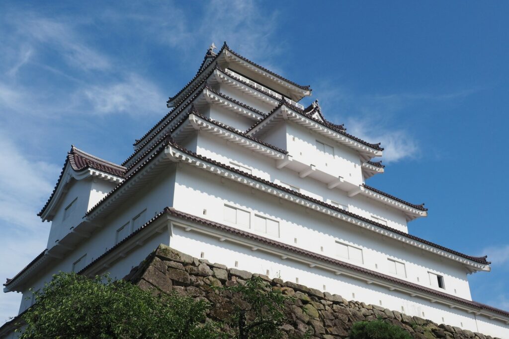 伝統的な建物や展示物が見られる鶴ヶ城