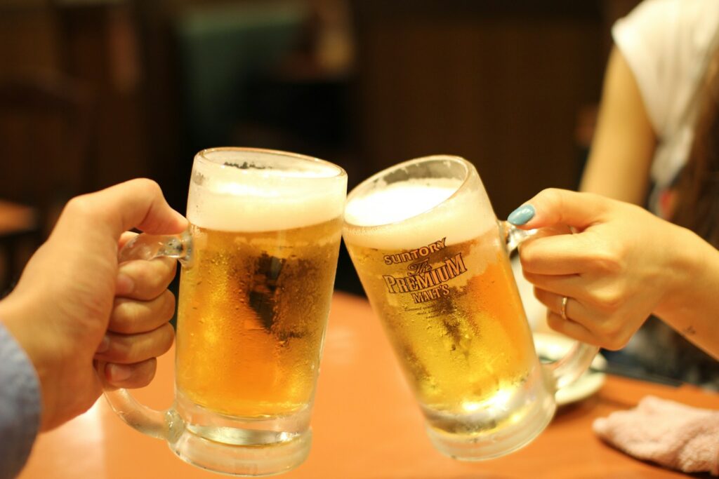 ビールで乾杯している画像