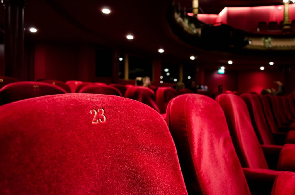 劇場の真っ赤な座席