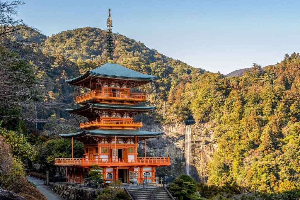 和歌山熊野那智大社の那智山青岸渡寺三重塔