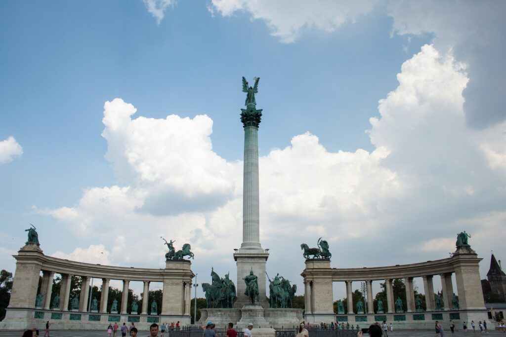 ブタペスト観光に来たら訪れたい英雄広場と市民公園