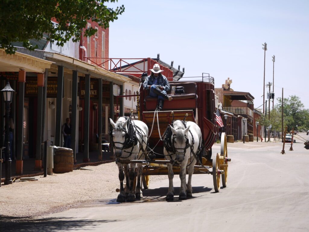 アメリカの西部開拓時代のカウボーイと馬車