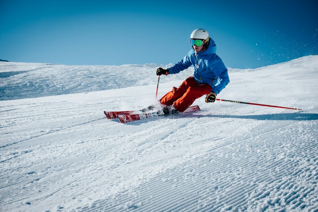 北海道でスキーをする男性イメージ