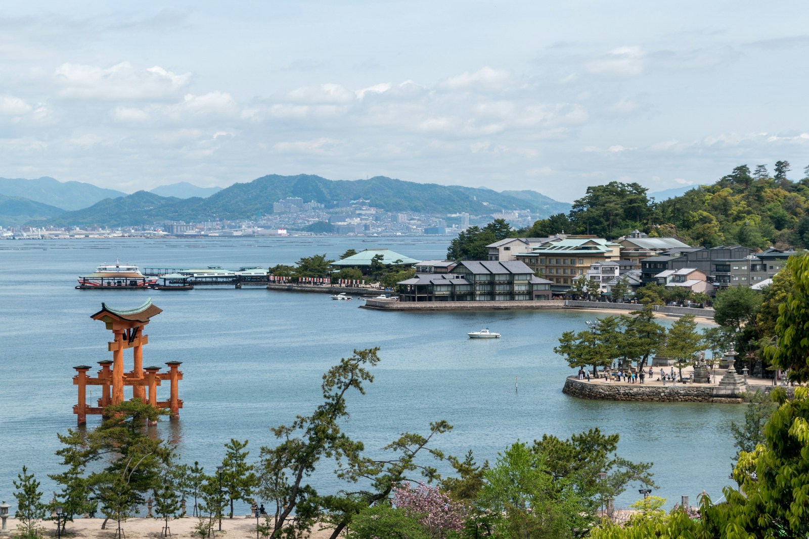 広島観光で見たい宮島の厳島神社の大鳥居と海の風景