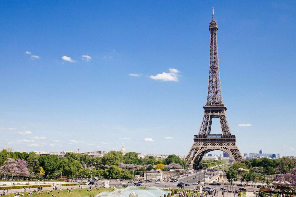 パリの観光名所であるエッフェル塔