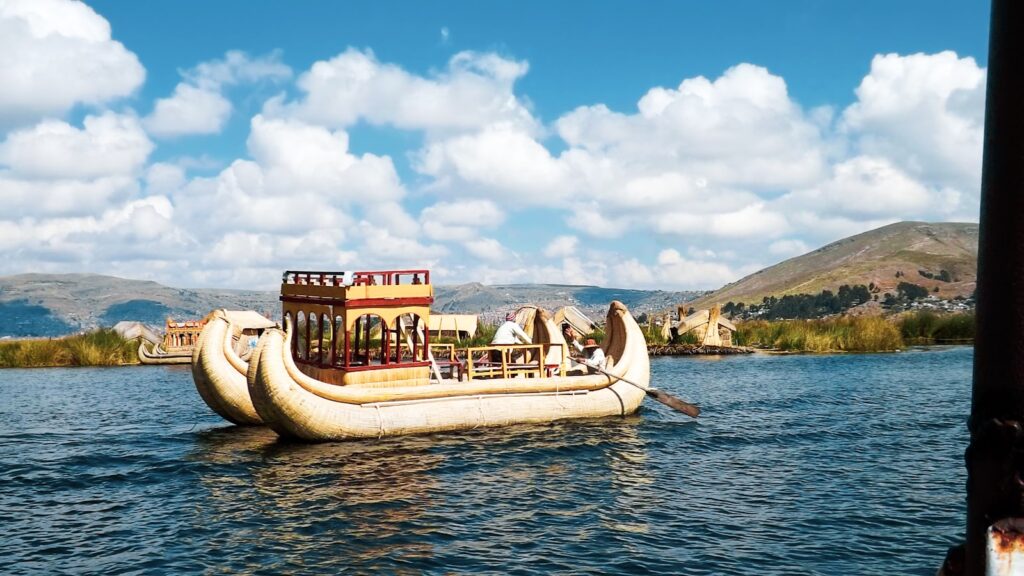 チチカカ湖を航行する伝統的な小船
