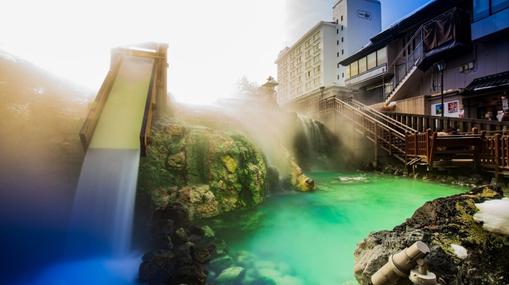湯けむり陽光が反射する草津温泉の美しい風景
