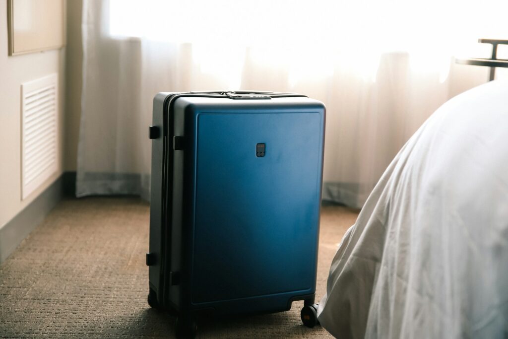 対策KW「ホテルの部屋と青いスーツケース」