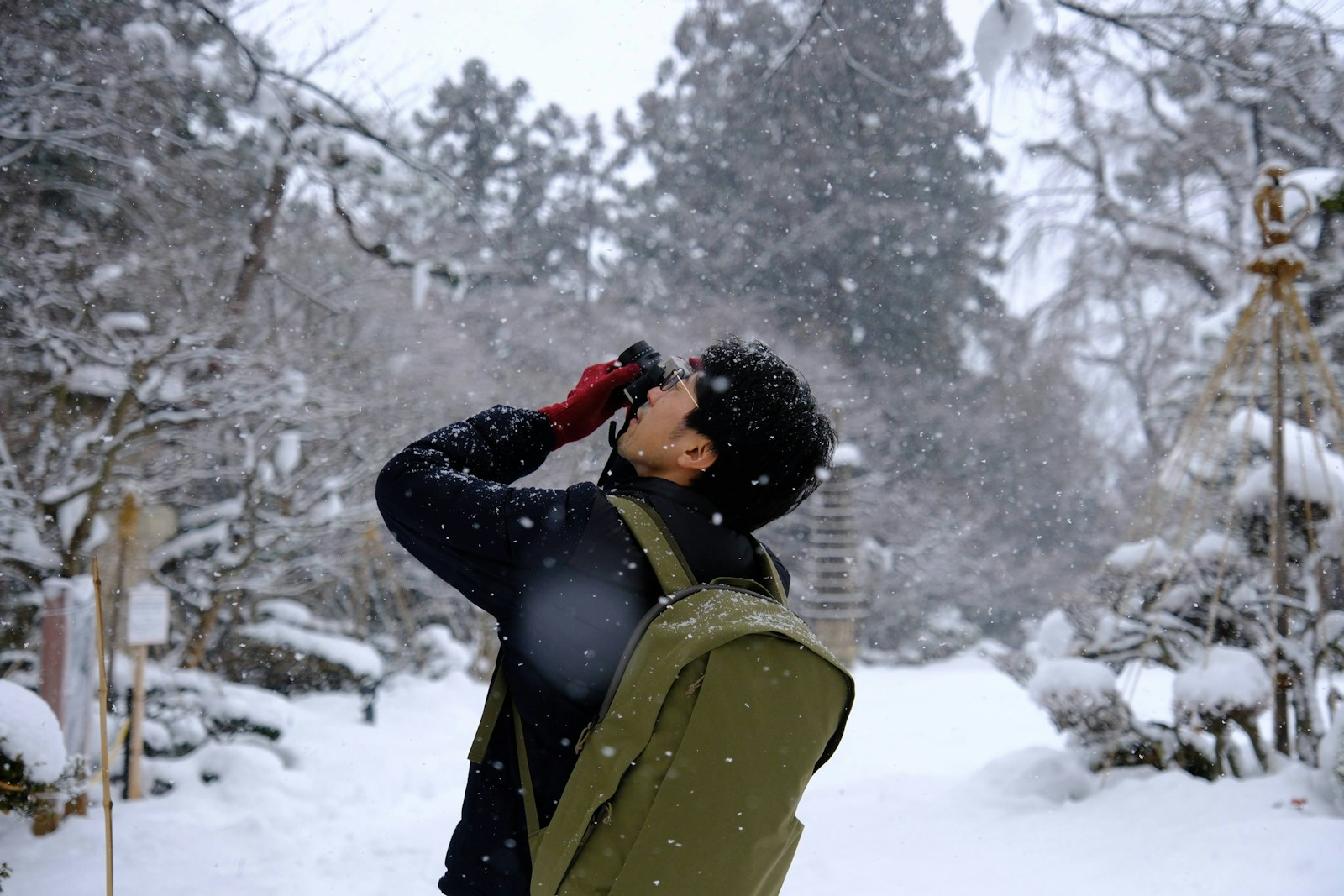 青森で雪の中観光を楽しむ男性