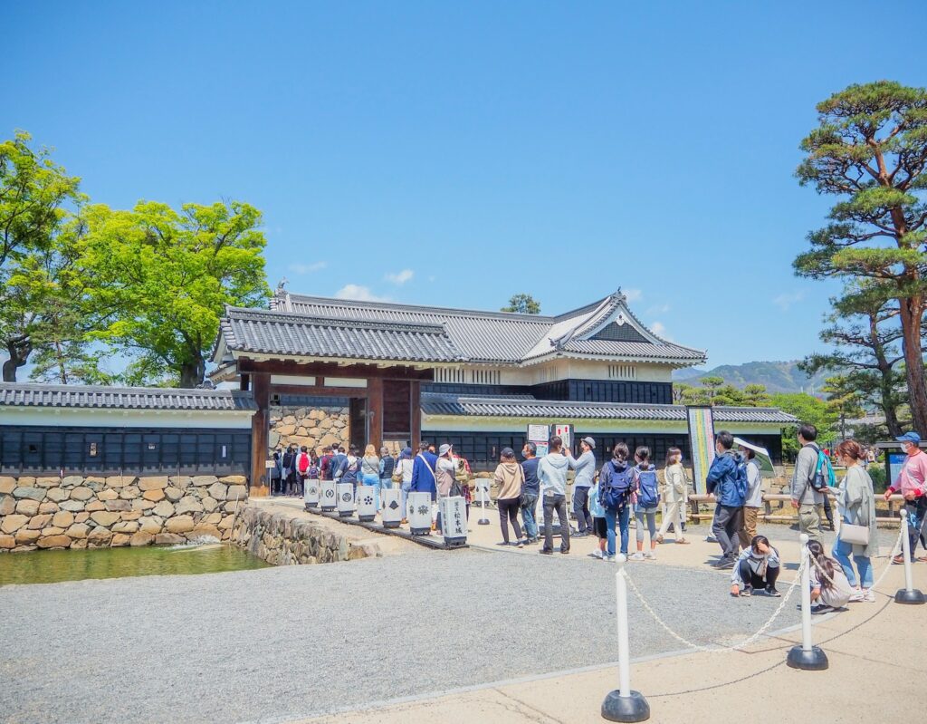 長野の名所松本城を訪れる