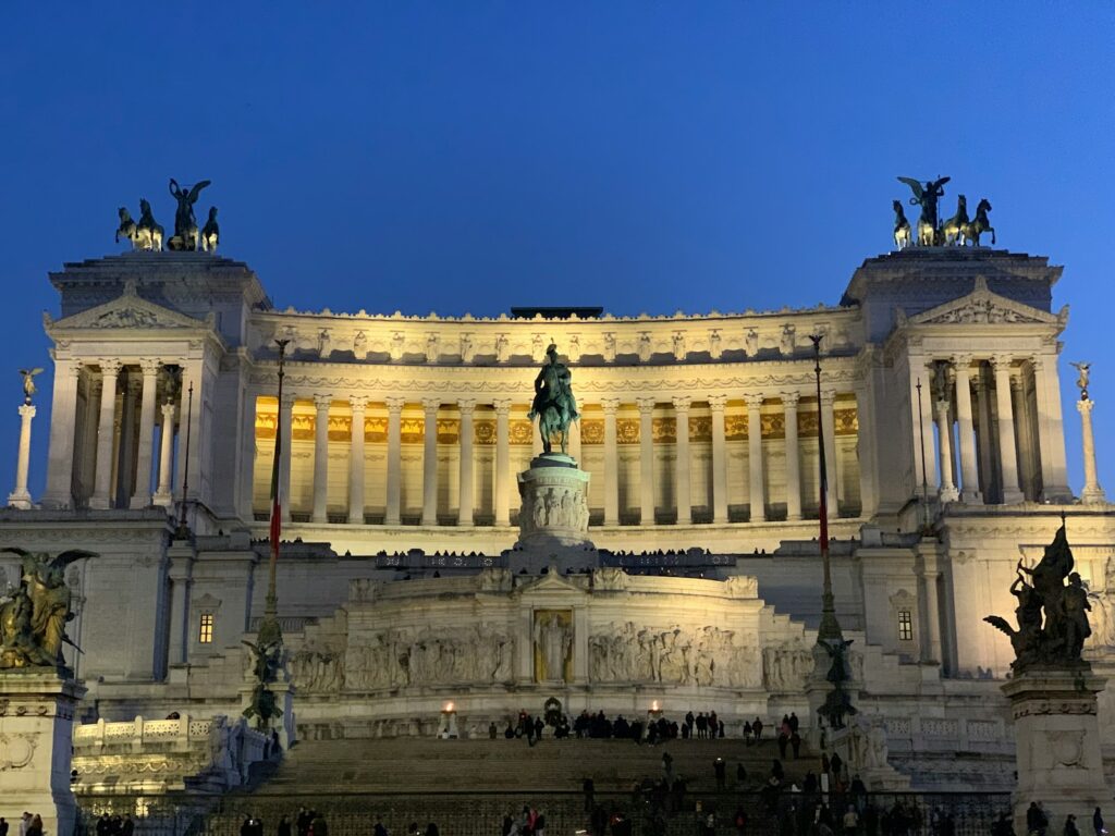 ローマの歴史を感じる夜の街を観光