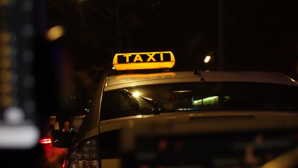 プラハ空港から出発するメーター制タクシー