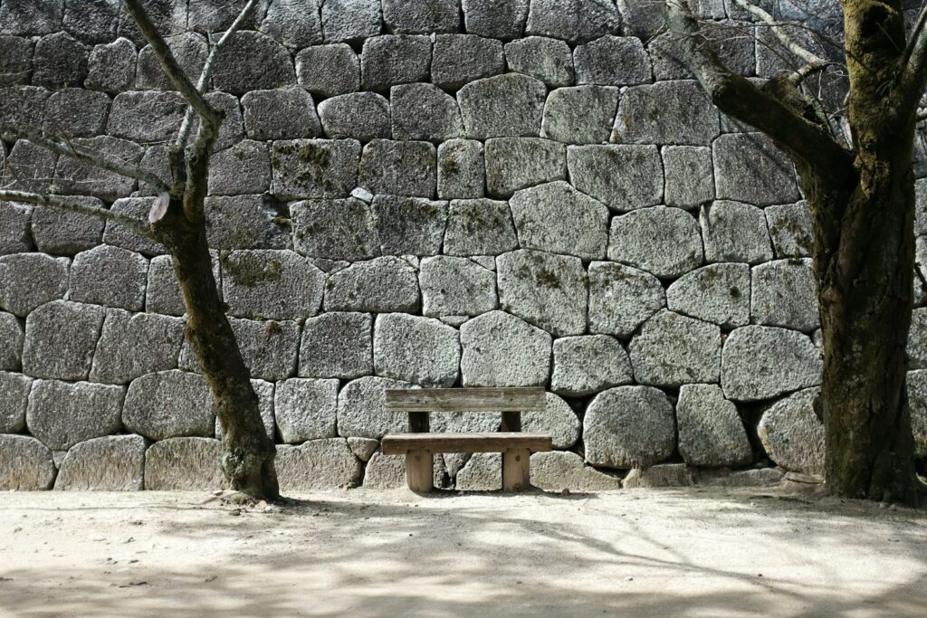 対策KW「松山城の石垣とベンチ」