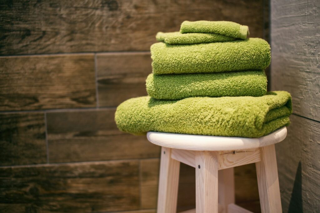 対策KW「椅子の上に積んである緑のタオル」